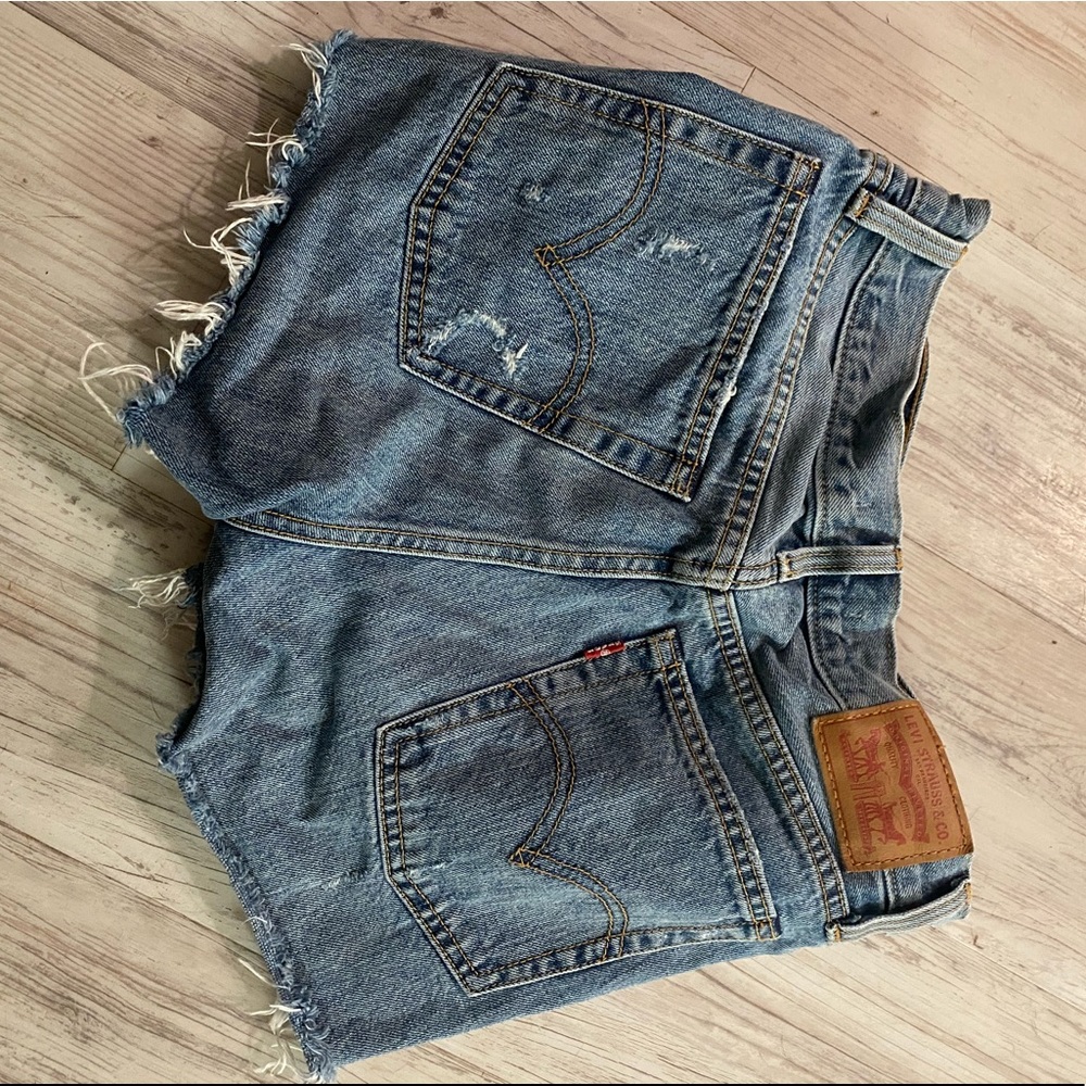 Levi’s wedgie short denim shorts